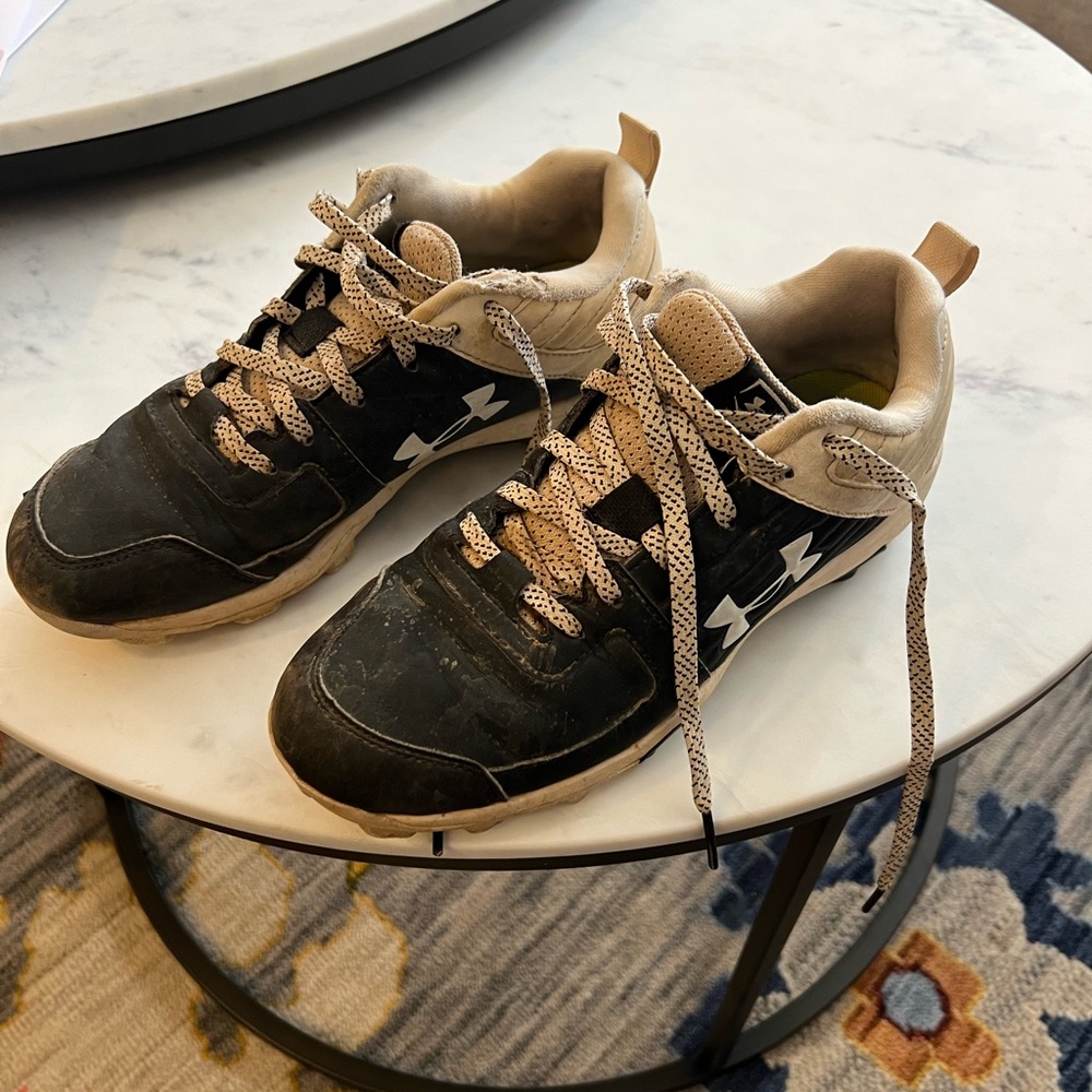 Youth boys UnderArmour outdoor baseball cleats, size 4.5
